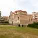 Una volta entrati ci ritroviamo in un prato al cui centro si trova il tempio, circondato da un corrimano che sembra quasi reggerlo